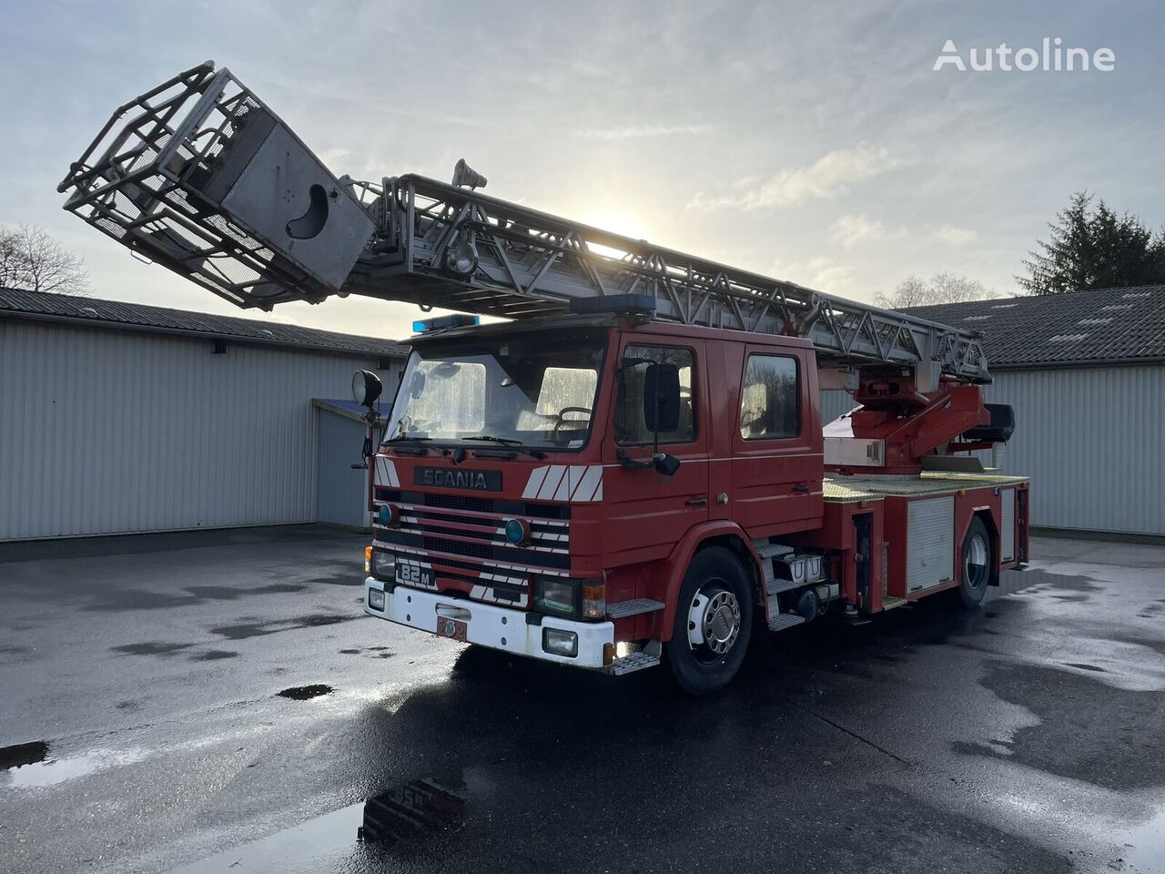 Scania 82M Doppelkabine rescue hydraulic platform